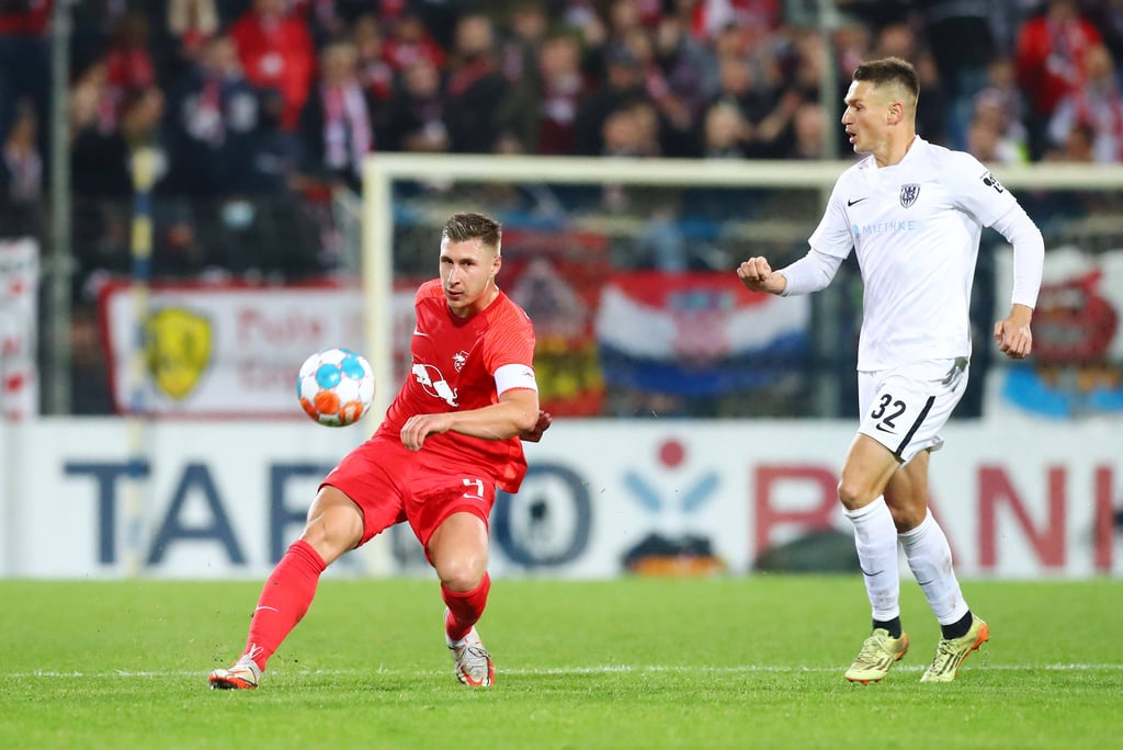 Willi Orban (l.) im Duell mit Daniel Frahn.