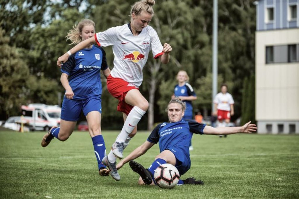 Die Frauen von RB Leipzig haben den Auftakt mit 5:0 gegen Bischofswerda gewonnen und stehen an der Tabellenspitze der Regionalliga.