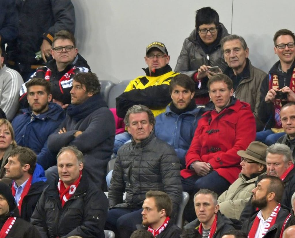 Mantel des Anstoßes: Nagelsmann im roten Dufflecoat.