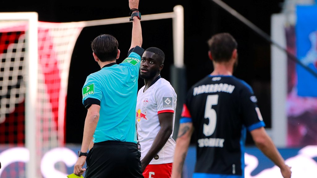 Echt jetzt? Upamecano bekommt Gelb-Rot wegen Ballwegschlagens.