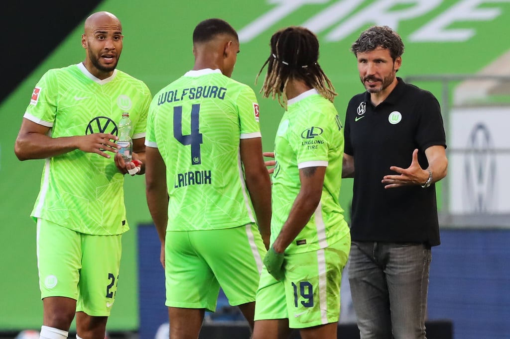 Trainer Mark van Bommel und sein VfL Wolfsburg sind in dieser Saison sportlich noch unbesiegt.