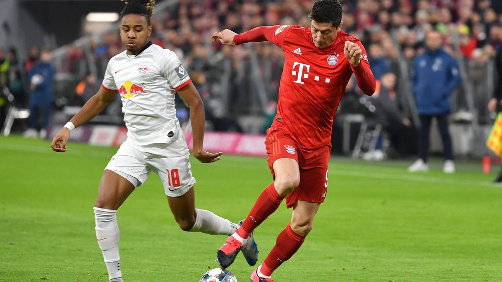 Christopher Nkunku (RB Leipzig) und Bayern-Torjäger Robert Lewandoski (r.) beim letzten RBL-FCB-Duell im Februar,