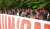 hunderte Union-Fans im Wald im Umfeld des Stadions Alte Försterei.