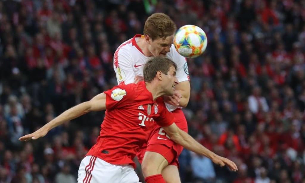 DFB Pokal Endspeil 2019 im Berliner Olympiastadion zwischen RB Leipzig und dem FC Bayern München Kopfball Duell Thomas Müller und Macel Halstenberg Berlin Berlin Deutschland Olympiastadion