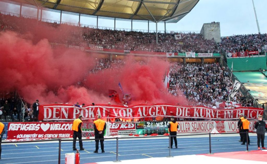 Die Innenminister von Bund und Ländern fordern mal wieder wirksames Vorgehen gegen Pyrotechnik im Stadion.