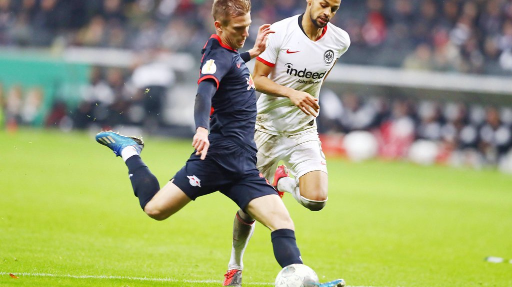 Perfekte Schusshaltung: Dani Olmo gegen Djibril Sow.