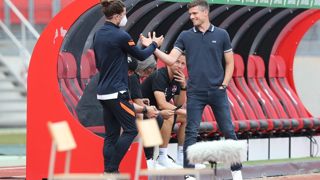 Shakehands: Marcel Sabitzer begrüßt Ex-Co-Trainer Robert Klauß.