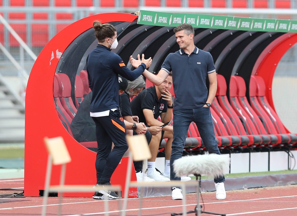 Shakehands: Marcel Sabitzer begrüßt Ex-Co-Trainer Robert Klauß.