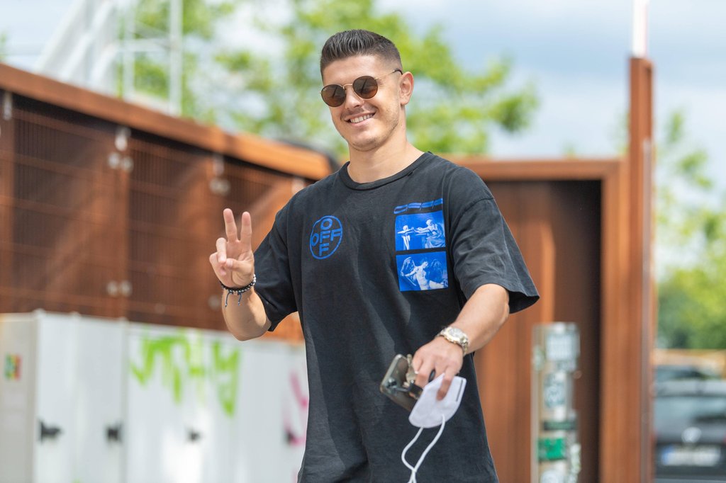 Peace! Milot Rashica erschien am Montag zum Trainingsstart bei Werder Bremen.