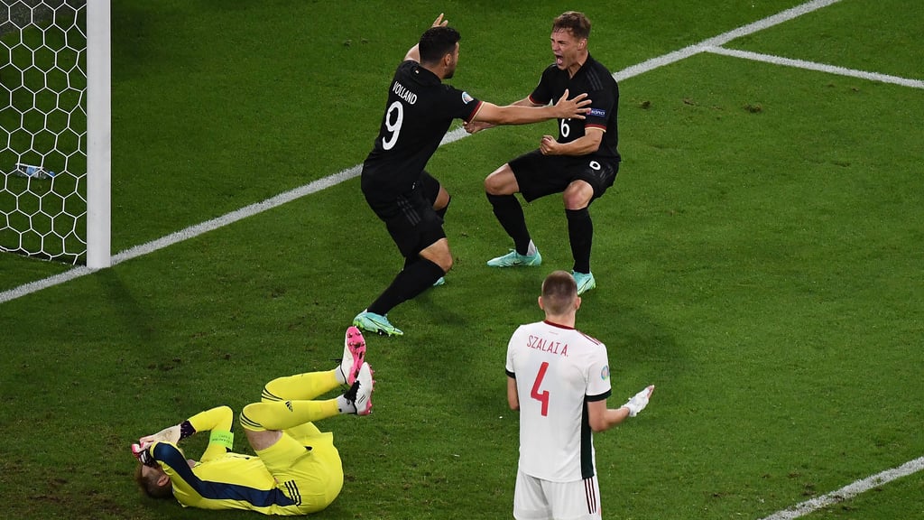 Torwart Peter Gulacsi ist nach dem späten Gegentreffer fassungslos, während die DFB-Spieler Joshua Kimmich (hinten rechts) und Kevin Volland jubeln.