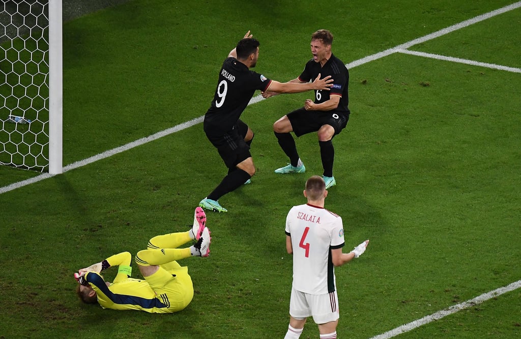 Torwart Peter Gulacsi ist nach dem späten Gegentreffer fassungslos, während die DFB-Spieler Joshua Kimmich (hinten rechts) und Kevin Volland jubeln.