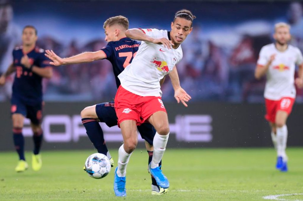 Wer strauchelt? RB Leipzigs Yussuf Poulsen gegen Bayern Münchens Joshua Kimmich