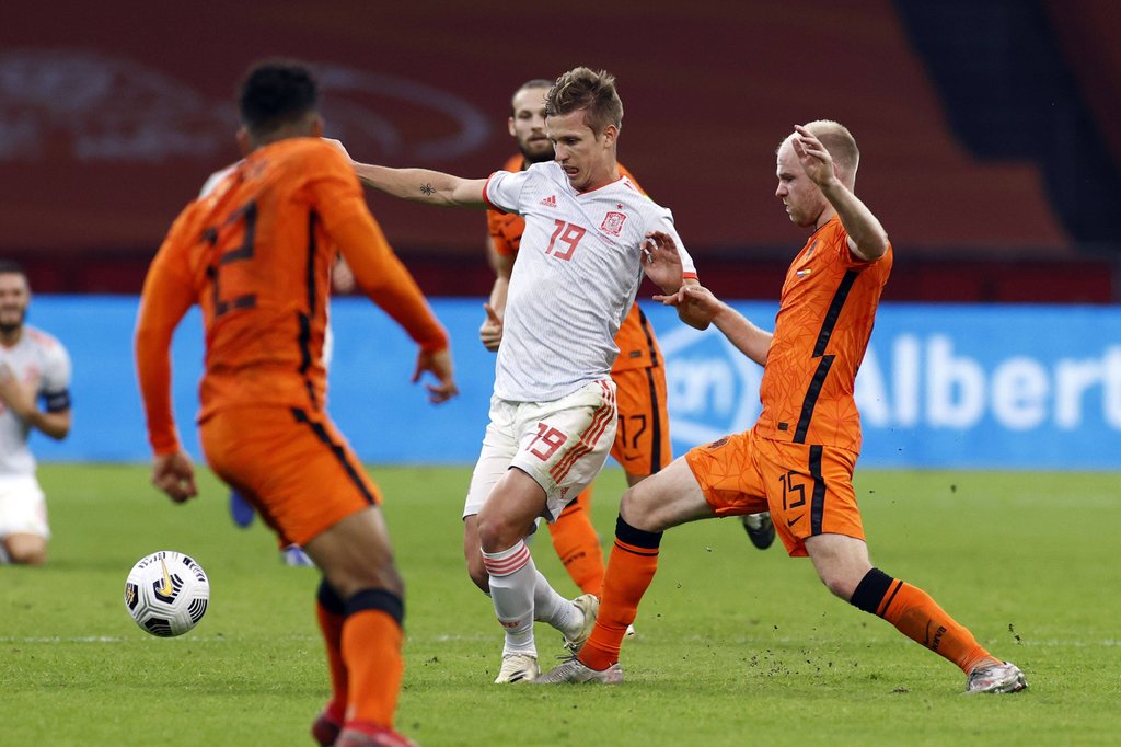 Dani Olmo (r.) von RB Leipzig wird vom Niederländer Davy Klaassen attackiert.
