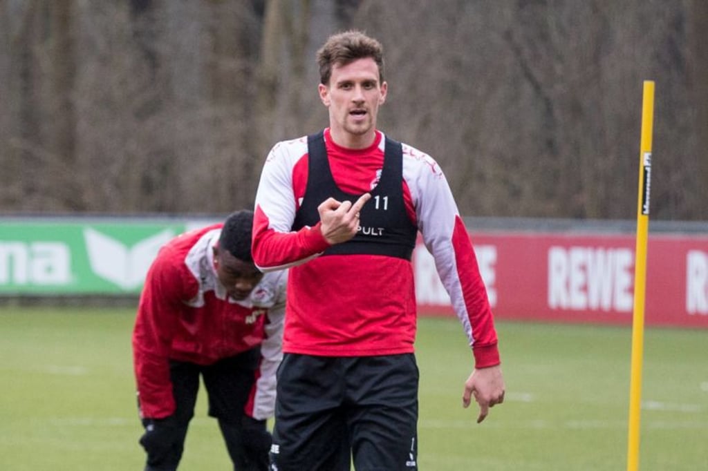 Simon Zoller scheiterte drei mal an Timo Horn im Training. Reicht für einen Stinkefinger.