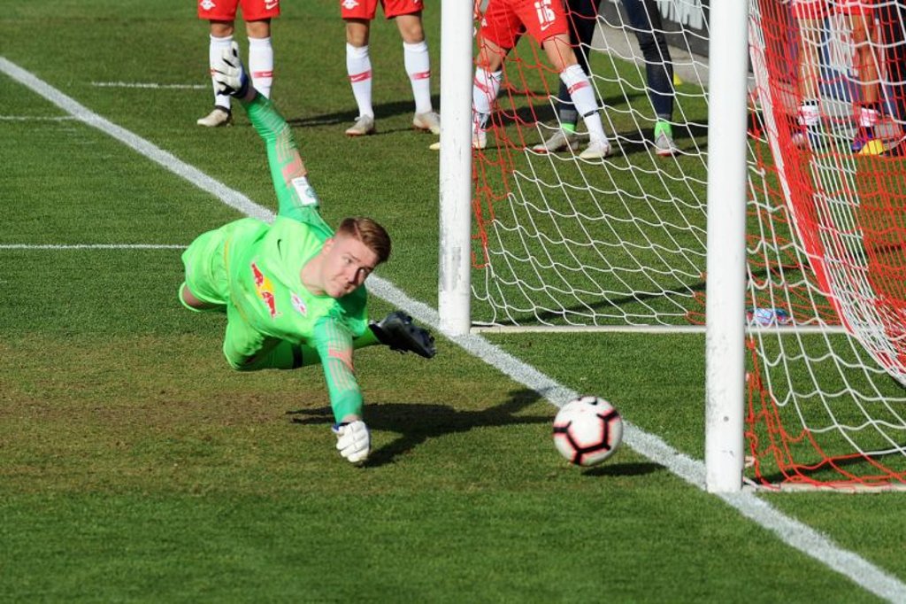 Julian Krahl musste spät hinter sich greifen und sah gegen St. Pauli in der Nachspielzeit Rot.