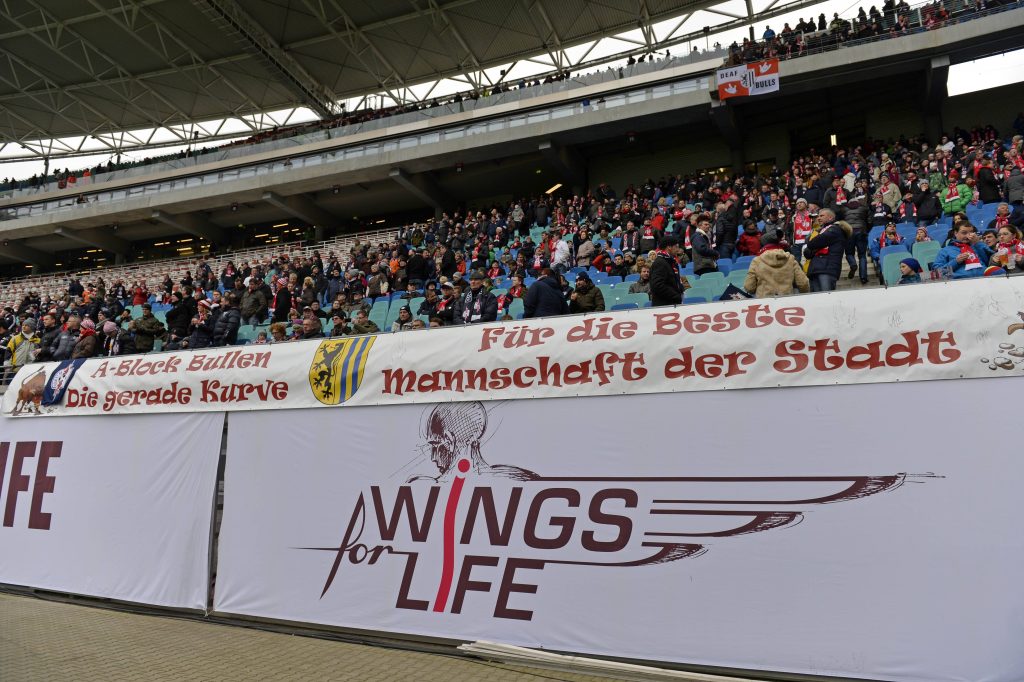Das Banner des Fanclubs A-Bock-Bullen hängt nun künftig im Oberrang – bis auf Widerruf.