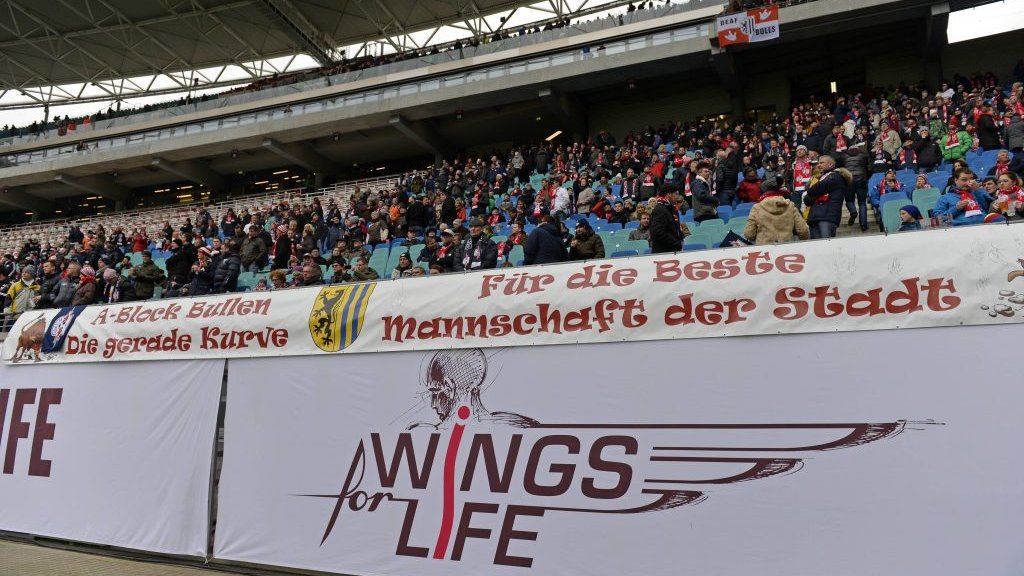 Das Banner des Fanclubs A-Bock-Bullen hängt nun künftig im Oberrang – bis auf Widerruf.