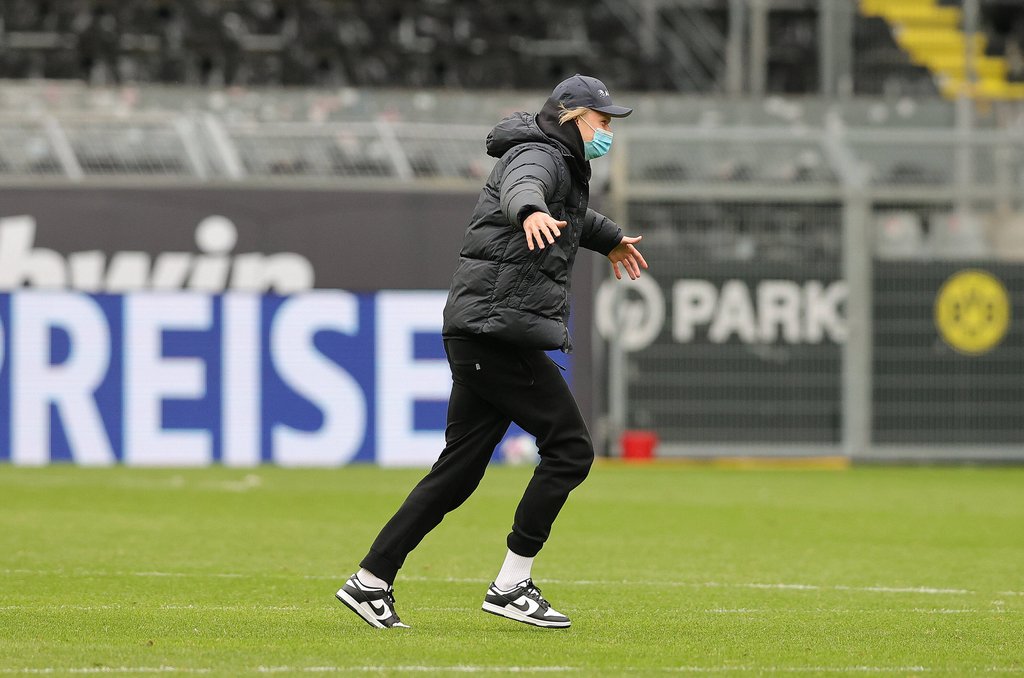 Da stürmt er schon wieder: Haaland rannte nach dem 3:2 von den Rängen auf den Rasen.
