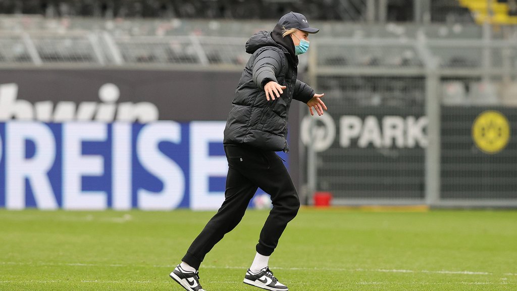 Da stürmt er schon wieder: Haaland rannte nach dem 3:2 von den Rängen auf den Rasen.