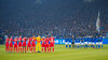 Die Teams von Schalke und RB bei der gemeinsamen Schweigeminute vor dem Anpfiff.