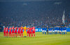 Die Teams von Schalke und RB bei der gemeinsamen Schweigeminute vor dem Anpfiff.