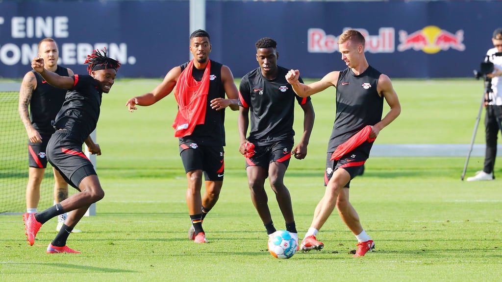 Müssen passen: Mohamed Simakan gegen Dani Olmo.