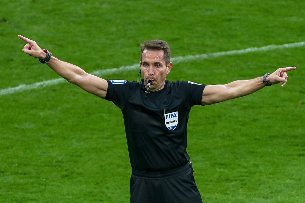Tobias Stieler ist der Schiedsrichter beim Sonntagsspiel zwischen RB Leipzig und dem VfL Wolfsburg. 