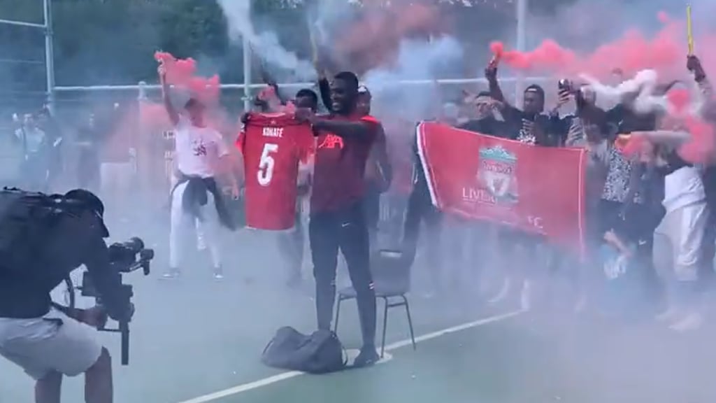 Ibrahima Konaté präsentiert seine Rückennummer in Liverpool.