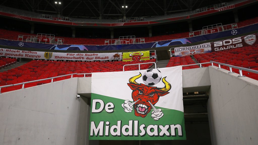 Banner in Budapest: Die Fanbeauftragten von RB Leipzig hatten die Leipziger Fanklubplakate im Gepäck. 
