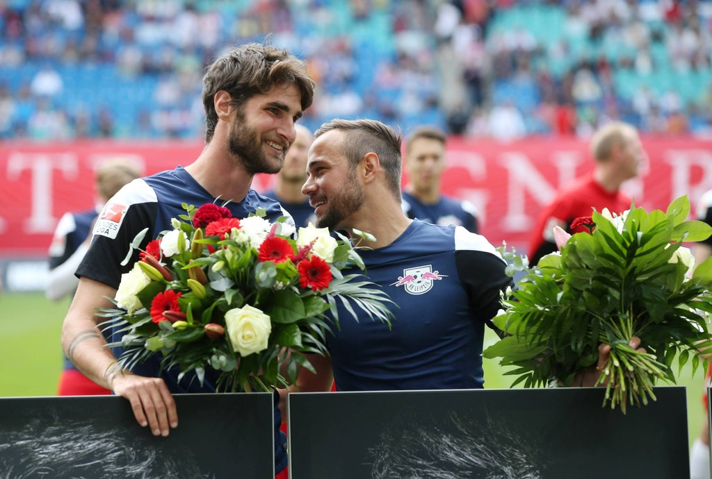 Niklas Hoheneder nutzt die fußballfreie Zeit für den Garten. Hier bekam er Abschiedsblumen von RB Leipzig.
