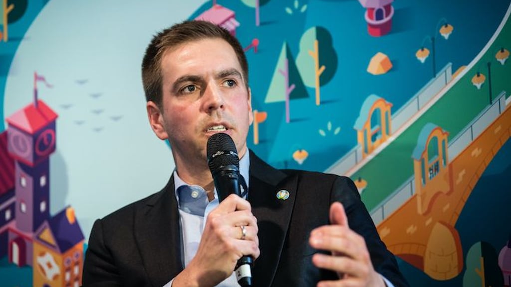 „Es ist eine Euro für alle, wir wollen alle mitnehmen”: Philipp Lahm zu Gast in Leipzig.