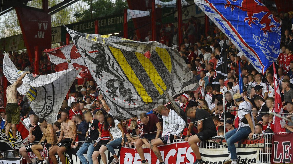 „Kein Fußball ohne Fans!”:&nbsp;Ultraaffine Anhänger von RB Leipzig.