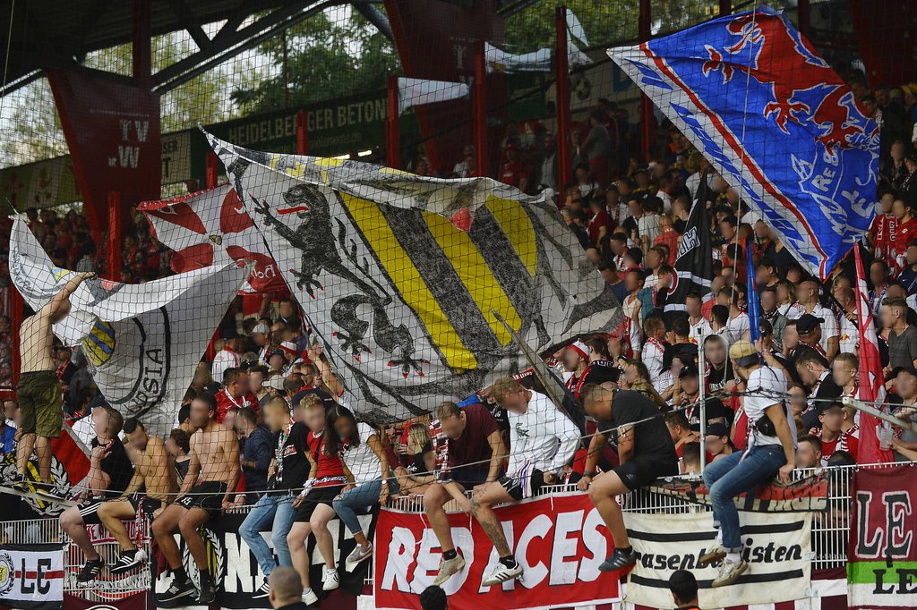 „Kein Fußball ohne Fans!”: Ultraaffine Anhänger von RB Leipzig.