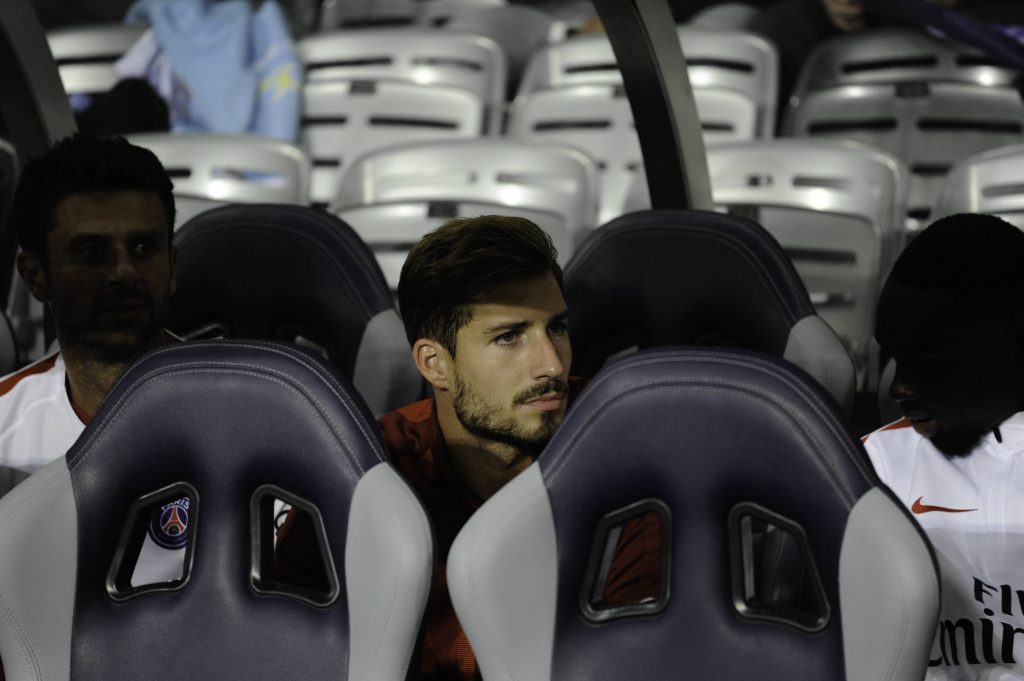 Kevin Trapp, die Bank ist nicht gerade sein gewohntes Arbeitsumfeld.