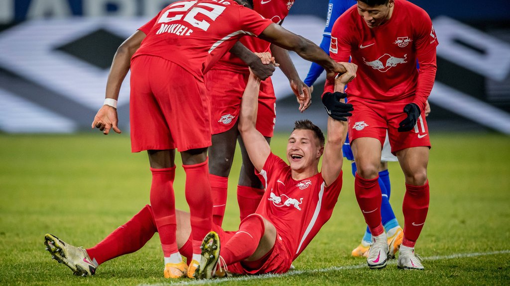 Willi Orban (am Boden) kennt die Puskas-Arena gut.