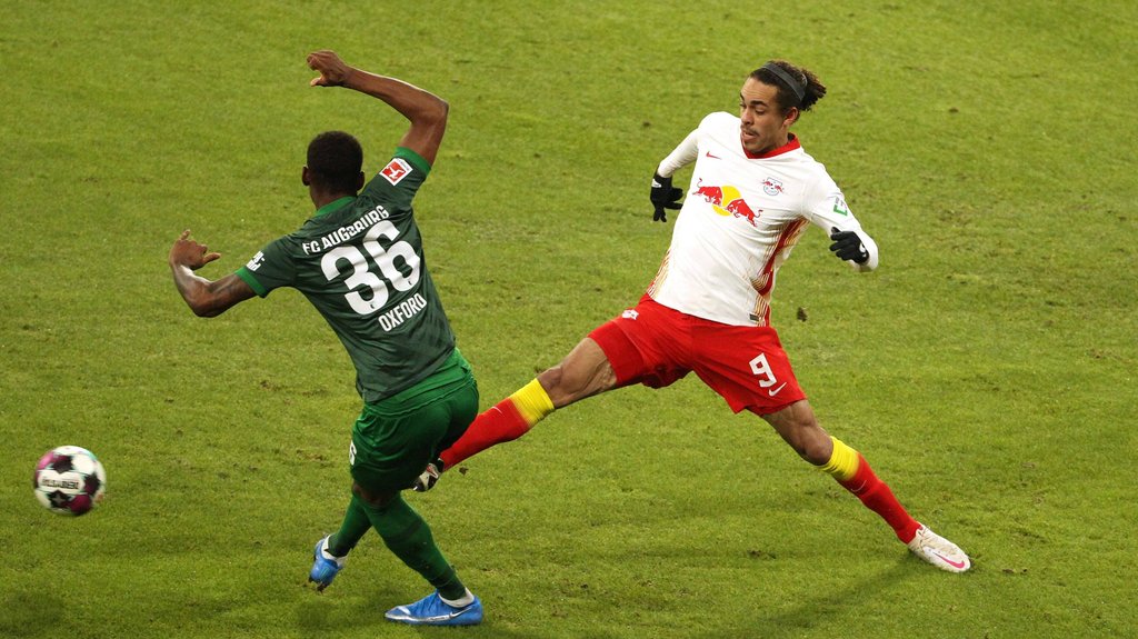 RB Leipzigs Yussuf Poulsen im Zweikampf mit dem Augsburger&nbsp;Reece Oxford (l.).&nbsp;