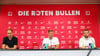 RB-Boss Oliver Mintzlaff (l.), Cheftrainer Jesse Marsch und RB-Pressesprecher Till Müller (v.l.n.r.)