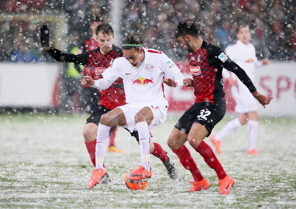 Legendäres Schneespiel: Yussuf Poulsen im Frühjahr 2016 gegen Vincenzo Grifo (rechts) & Co.