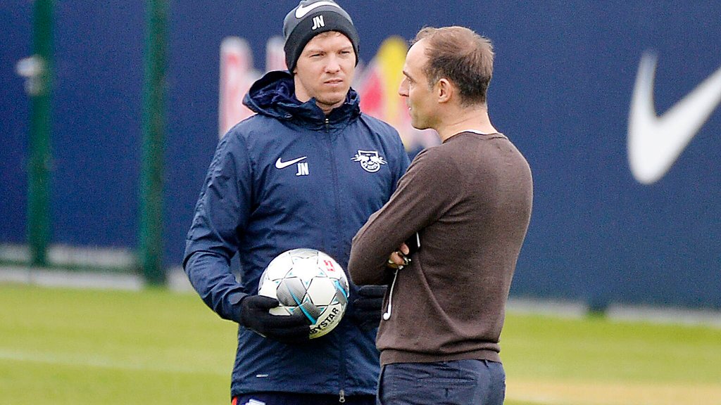„Es bedingt die Professionalität, dass wir schauen, dass wir noch einen finden”: Julian Nagelsmann im Gespräch mit Klubboss Oliver Mintzlaff.