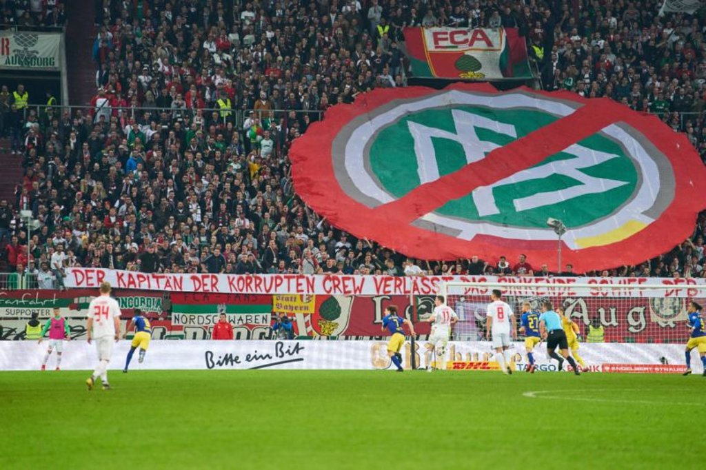 Fans des FC Augsburg warfen beim Spiel gegen Leipzig Becher aufs Feld.