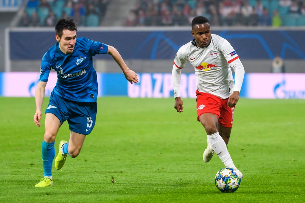 Ademola Lookman (re) durfte sich erstmals nach seinem Wechsel in der Startelf von RB Leipzig zeigen.