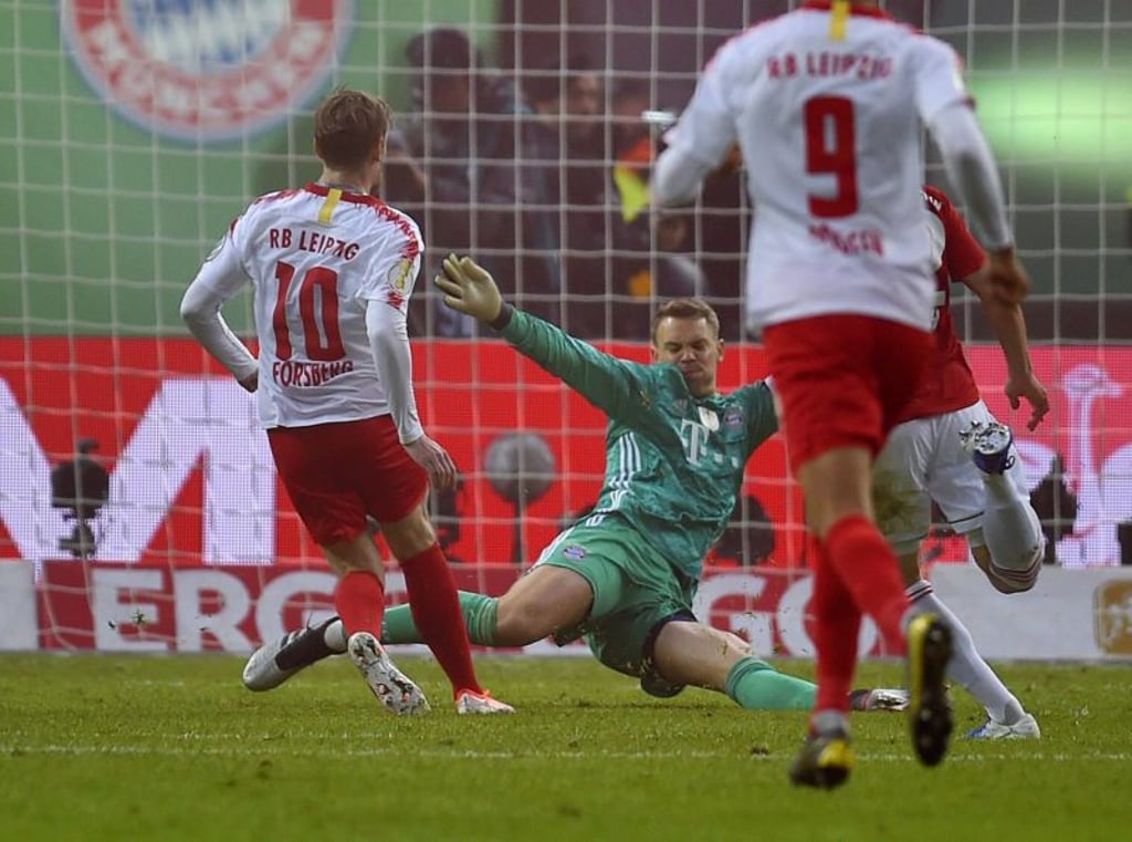 25.05.2019, Fussball DFB-Pokalfinale 2019, RB Leipzig – FC Bayern München, im Olympiastadion Berlin, Torwart Manuel Neuer (FC Bayern München) hält den Ball von Emil Forsberg (RB Leipzig) ***DFL and DFB regulations prohibit any use of photographs as image sequences and/or quasi-video.*** *** 25 05 2019, Football DFB Cup Final 2019, RB Leipzig FC Bayern Munich, in the Olympic Stadium Berlin, Goalkeeper Manuel Neuer FC Bayern Munich holds the ball of Emil Forsberg RB Leipzig DFL and DFB regulations prohibit any use of photographs as image sequences and or quasi video