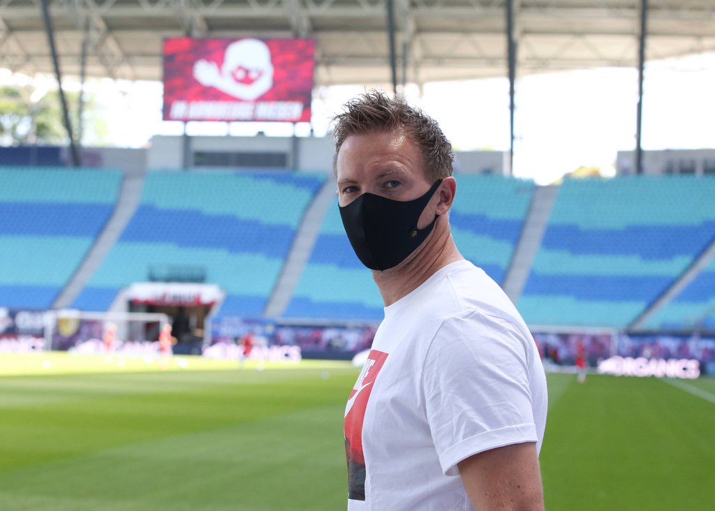 RB Leipzigs Cheftrainer Julian Nagelsmann mit Mundschutz im Stadion.