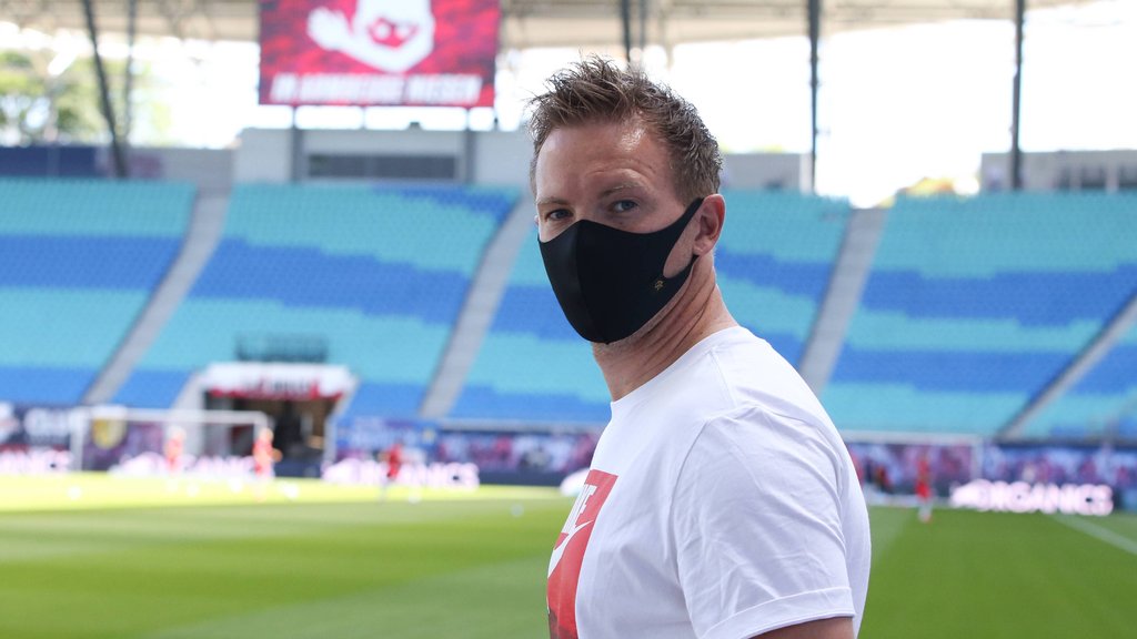 RB Leipzigs Cheftrainer Julian Nagelsmann mit Mundschutz im Stadion.