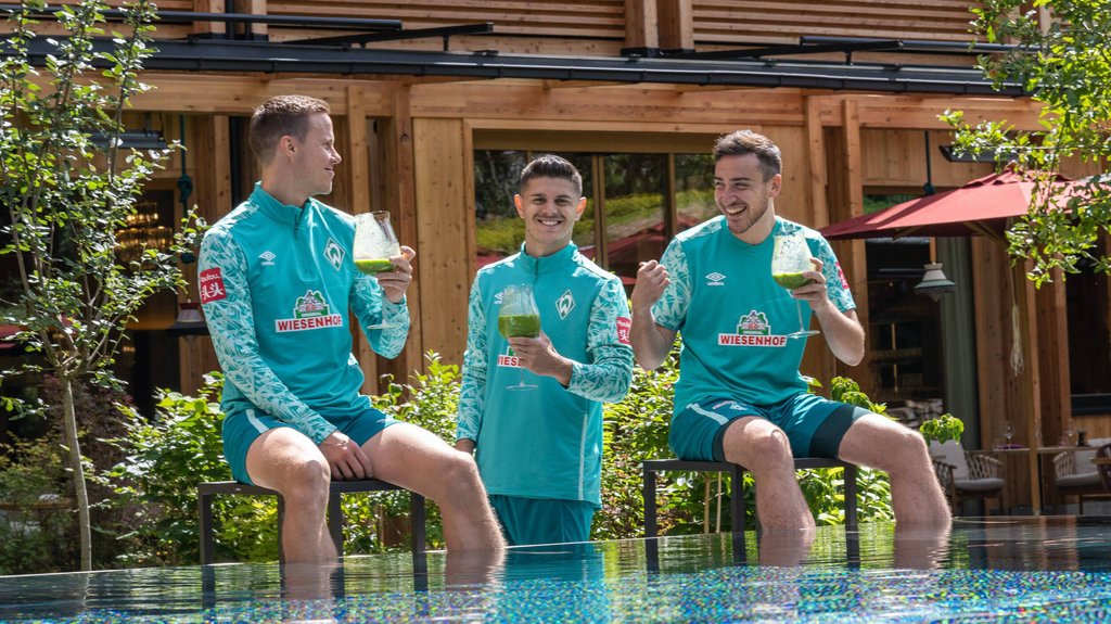 Irgendwas mit gesunder Ernährung: Milo Rashica (M.) zwischen zwei Kollegen.