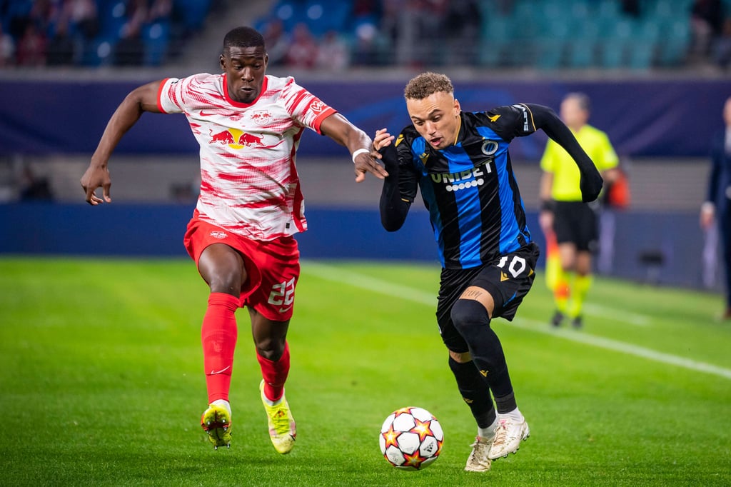 Nordi Mukiele (l.) bei der Hinspielniederlage von RB Leipzig gegen den FC Brügge.