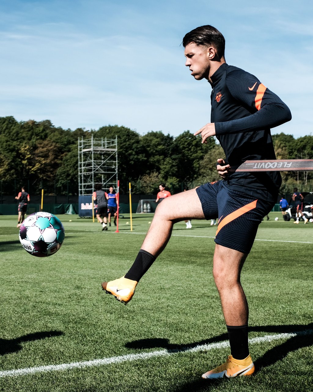 Während die Kollegen im Hintergrund laufen, übt Samardzic hier stationär mit Ball.