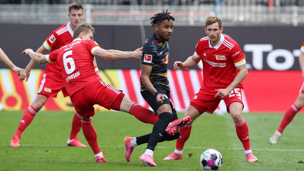 Drei gegen einen: Christopher Nkunku sucht eine Lücke durch Unions Abwehrspieler