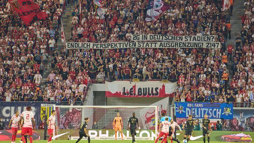 RB-Fans protestieren gegen die 2G-Regelung.