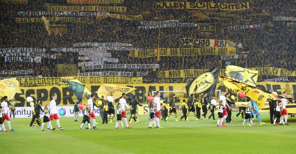 „Meer voller Banner und Plakate mit teilweise diffamierendem, beleidigendem und beschämendem Inhalt”: Dortmunds Polizeidirektor ermittelt wegen der Hass-Banner auf der Südtribüne.